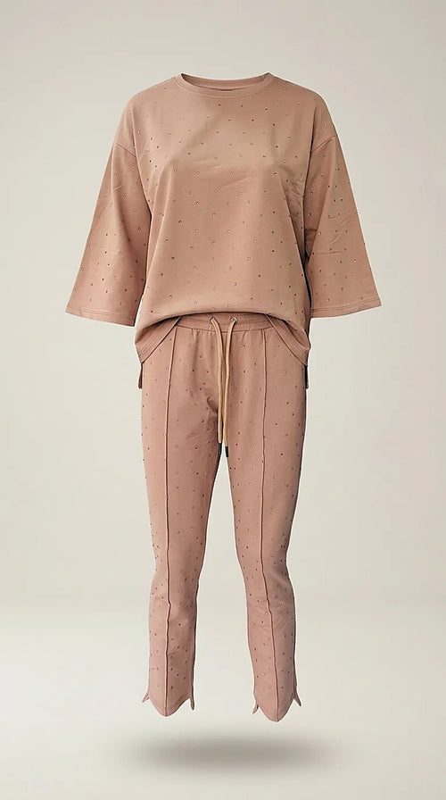 Compleu elegant de damă din două piese roz prăfuit cu inserții de pietricele strălucitoare, bluză lejeră cu mânecă 3/4 și pantaloni cu tiv asimetric