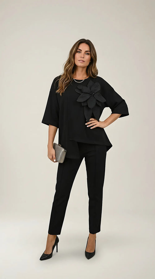 Compleu elegant de damă negru din două piese, cu bluză asimetrică cu floare 3d decorativă și pantaloni conici