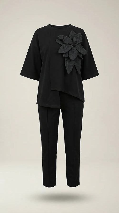Compleu elegant de damă negru din două piese, cu bluză asimetrică cu floare 3d decorativă și pantaloni conici