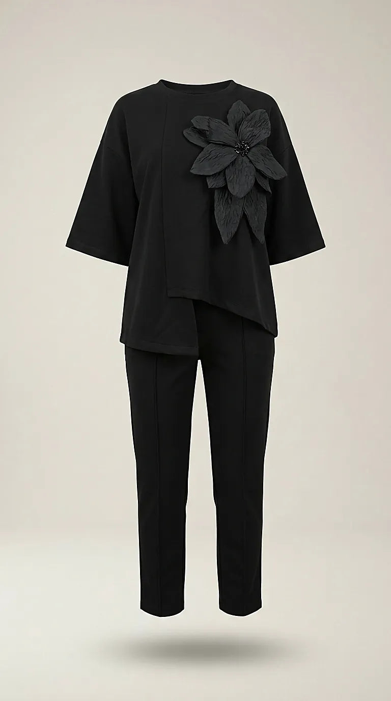 Compleu elegant de damă negru din două piese, cu bluză asimetrică cu floare 3d decorativă și pantaloni conici