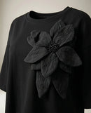 Compleu elegant de damă negru din două piese, cu bluză asimetrică cu floare 3d decorativă și pantaloni conici
