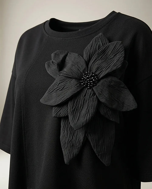 Compleu elegant de damă negru din două piese, cu bluză asimetrică cu floare 3d decorativă și pantaloni conici