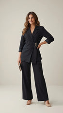 Compleu elegant de damă negru, format din sacou tip blazer cu rever și cataramă aurie și pantaloni evazați