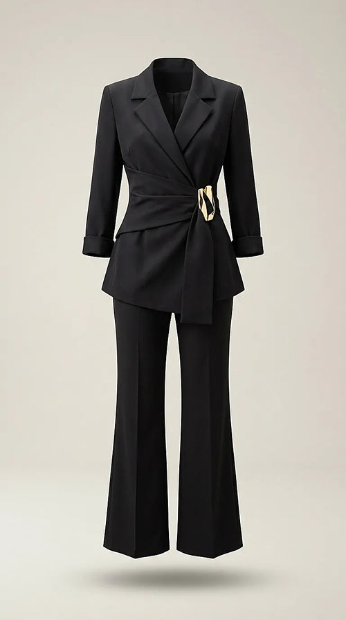 Compleu elegant de damă negru, format din sacou tip blazer cu rever și cataramă aurie și pantaloni evazați