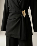 Compleu elegant de damă negru, format din sacou tip blazer cu rever și cataramă aurie și pantaloni evazați