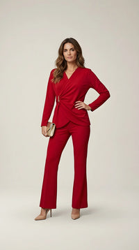 Compleu elegant de damă roșu din două piese, cu bluză petrecută cu detaliu cataramă aurie și pantaloni evazați | Mira Style
