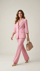 Compleu elegant de damă roz, format din sacou și pantaloni evazați, costum office-casual cu nasture bijuterie auriu