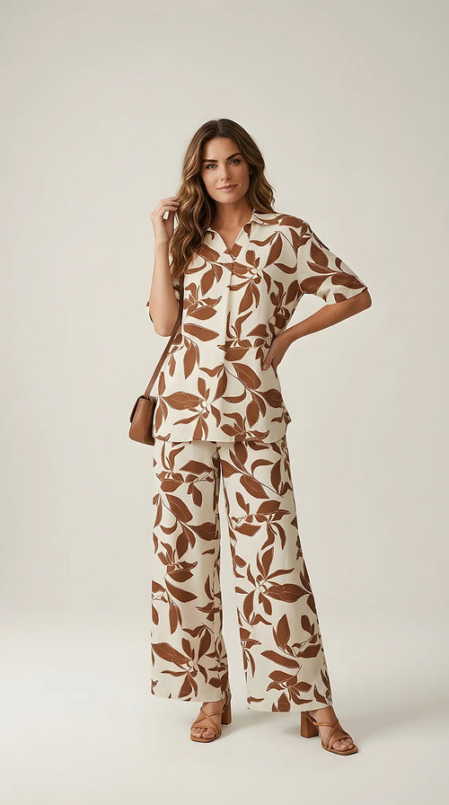 Compleu elegant de vară pentru femei, din două piese, cu imprimeu botanic de frunze maro pe fond crem, format din cămașă cu mânecă scurtă și pantaloni largi