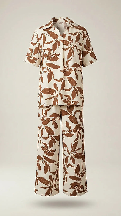 Compleu elegant de vară pentru femei, din două piese, cu imprimeu botanic de frunze maro pe fond crem, format din cămașă cu mânecă scurtă și pantaloni largi