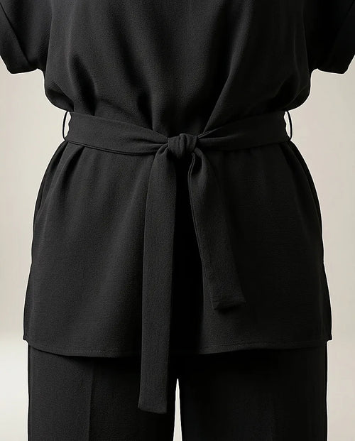 Compleu elegant negru de damă din două piese, cu top lejer cu cordon în talie și pantaloni largi, ținută versatilă casual-chic