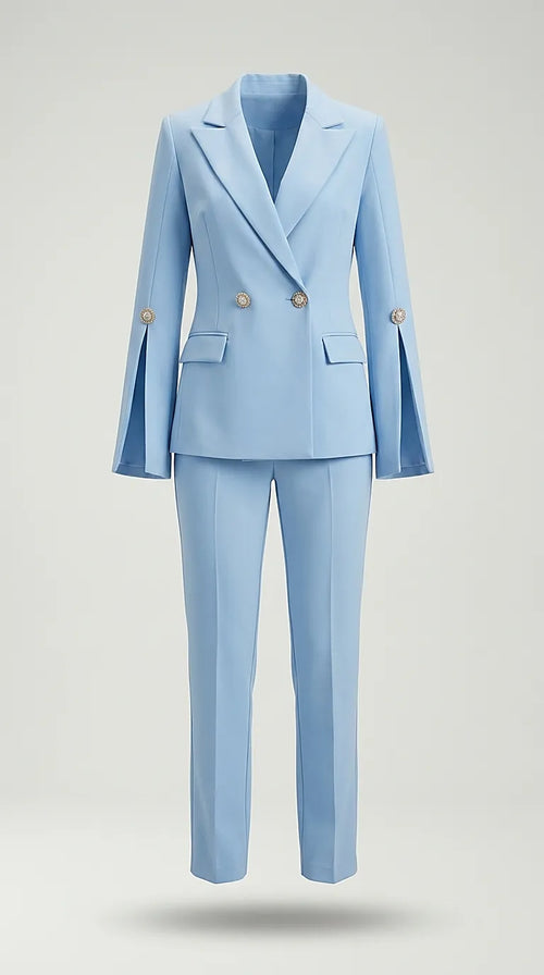 Costum damă elegant baby blue, set două piese cu sacou cu mâneci despicate tip pelerină și nasturi bijuterie