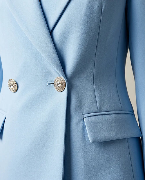 Costum damă elegant baby blue, set două piese cu sacou cu mâneci despicate tip pelerină și nasturi bijuterie