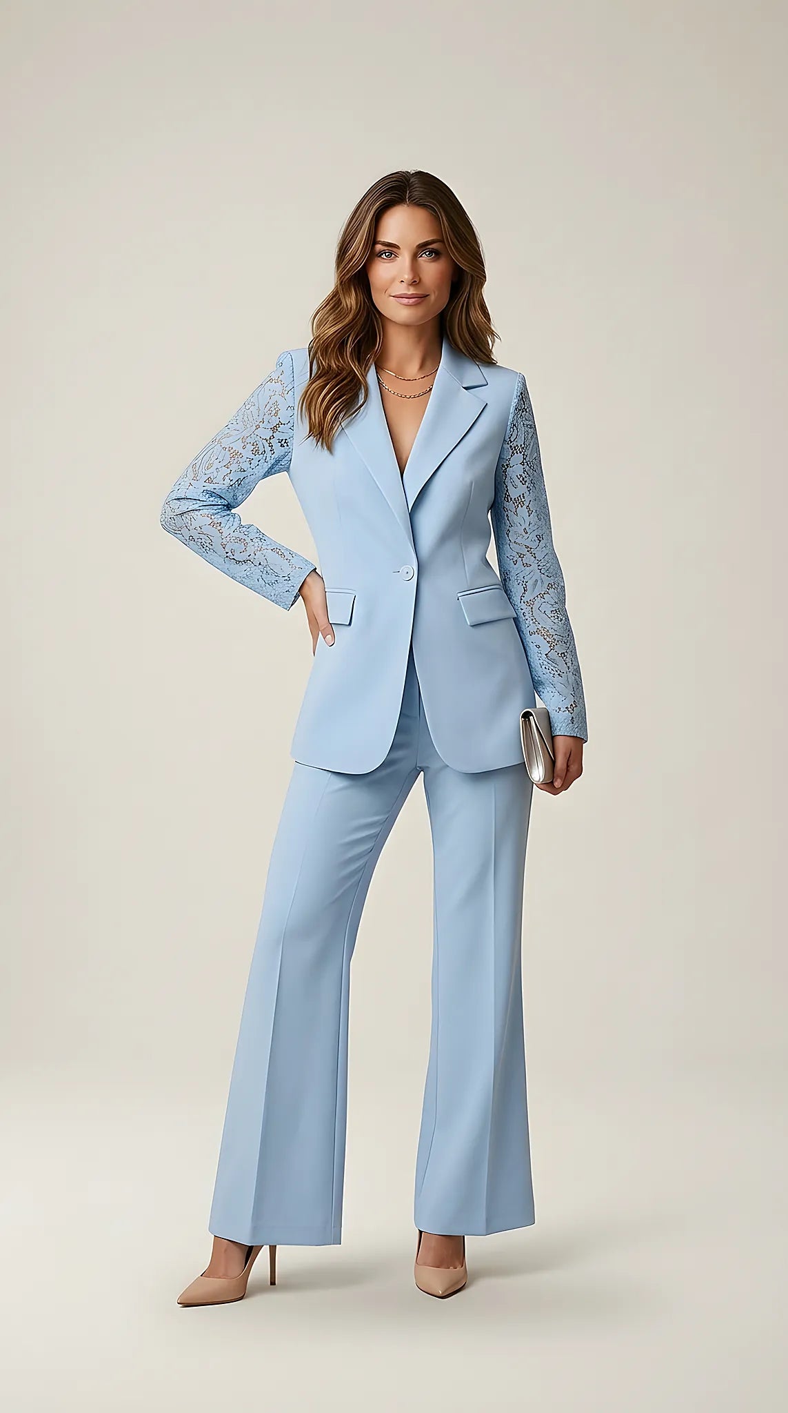 Costum de damă elegant, culoare baby blue, compus din sacou cu mâneci din dantelă și pantaloni evazați