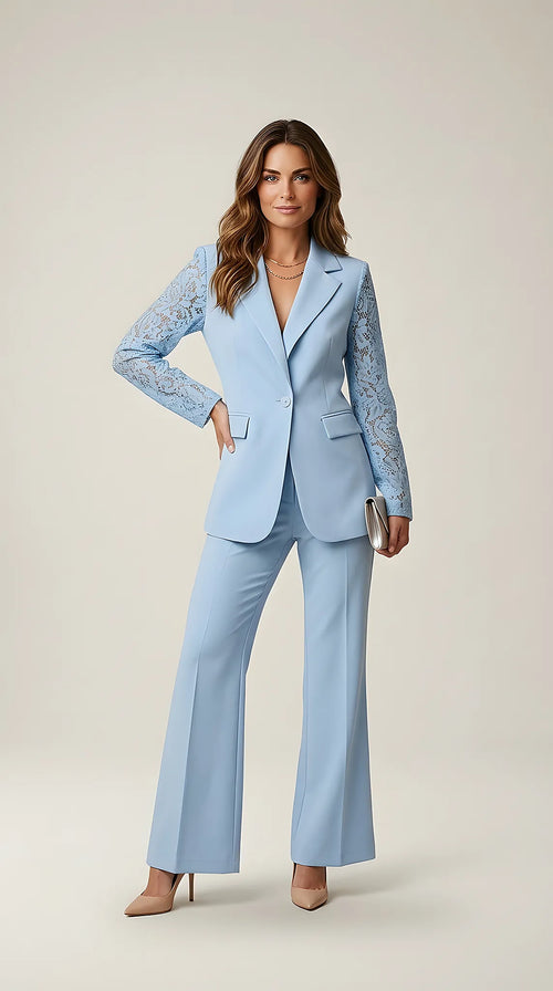 Costum de damă elegant, culoare baby blue, compus din sacou cu mâneci din dantelă și pantaloni evazați