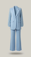 Costum de damă elegant, culoare baby blue, compus din sacou cu mâneci din dantelă și pantaloni evazați
