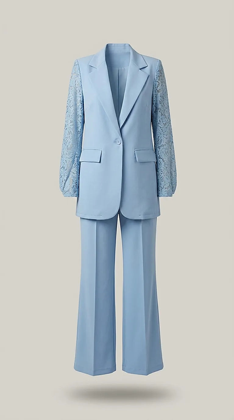 Costum de damă elegant, culoare baby blue, compus din sacou cu mâneci din dantelă și pantaloni evazați