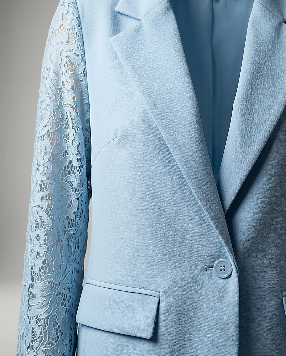 Costum de damă elegant, culoare baby blue, compus din sacou cu mâneci din dantelă și pantaloni evazați