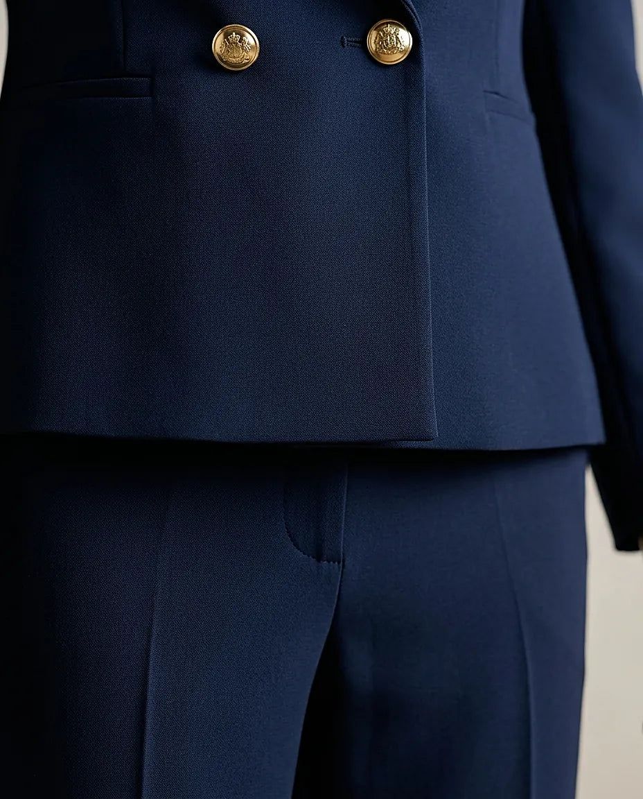 Costum elegant de damă bleumarin, două piese, cu sacou cambrat double-breasted și nasturi aurii, și pantaloni office