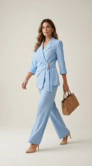 Costum elegant de damă din două piese, baby blue, cu sacou petrecut cu cataramă și pantaloni evazați