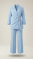 Costum elegant de damă din două piese, baby blue, cu sacou petrecut cu cataramă și pantaloni evazați