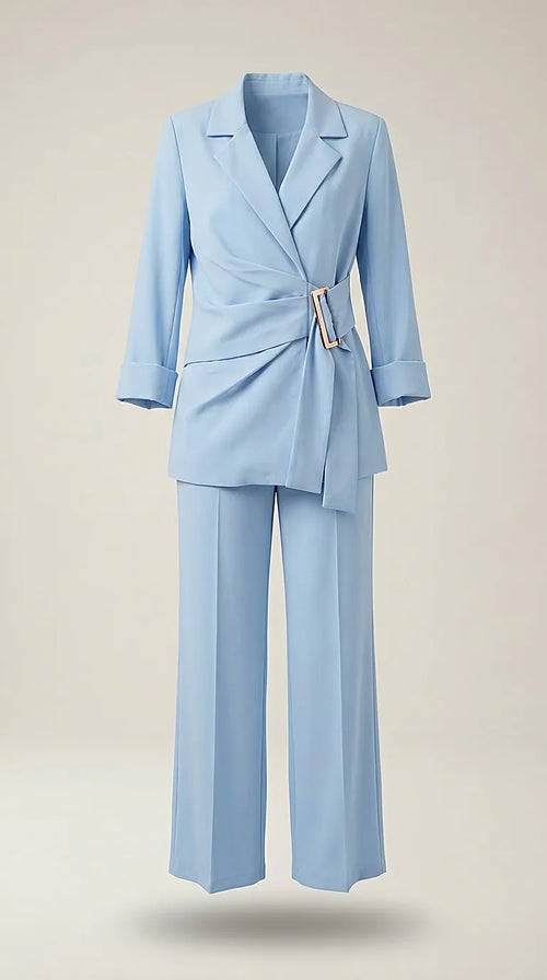 Costum elegant de damă din două piese, baby blue, cu sacou petrecut cu cataramă și pantaloni evazați