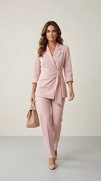 Costum elegant de damă din două piese roz pudră, cu sacou petrecut cu cataramă aurie și pantaloni drepți | Mira Style