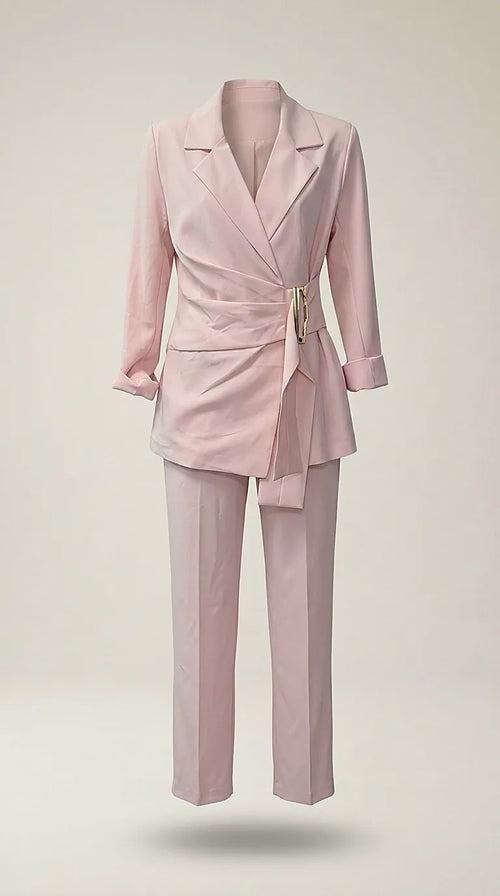 Costum elegant de damă din două piese roz pudră, cu sacou petrecut cu cataramă aurie și pantaloni drepți