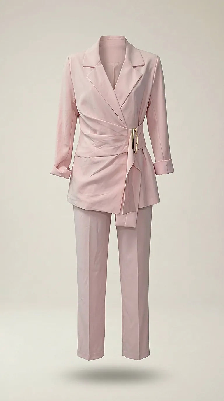 Costum elegant de damă din două piese roz pudră, cu sacou petrecut cu cataramă aurie și pantaloni drepți