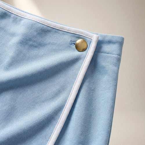 Fustă-pantalon asimetrică cu nasture — detaliu material