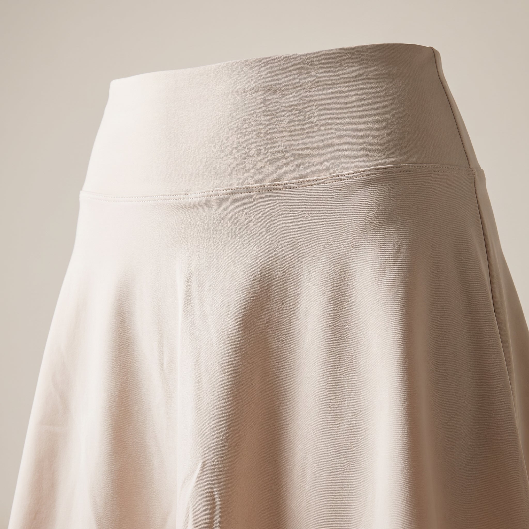 Fustă-pantalon scurtă cu croială evazată — detaliu material