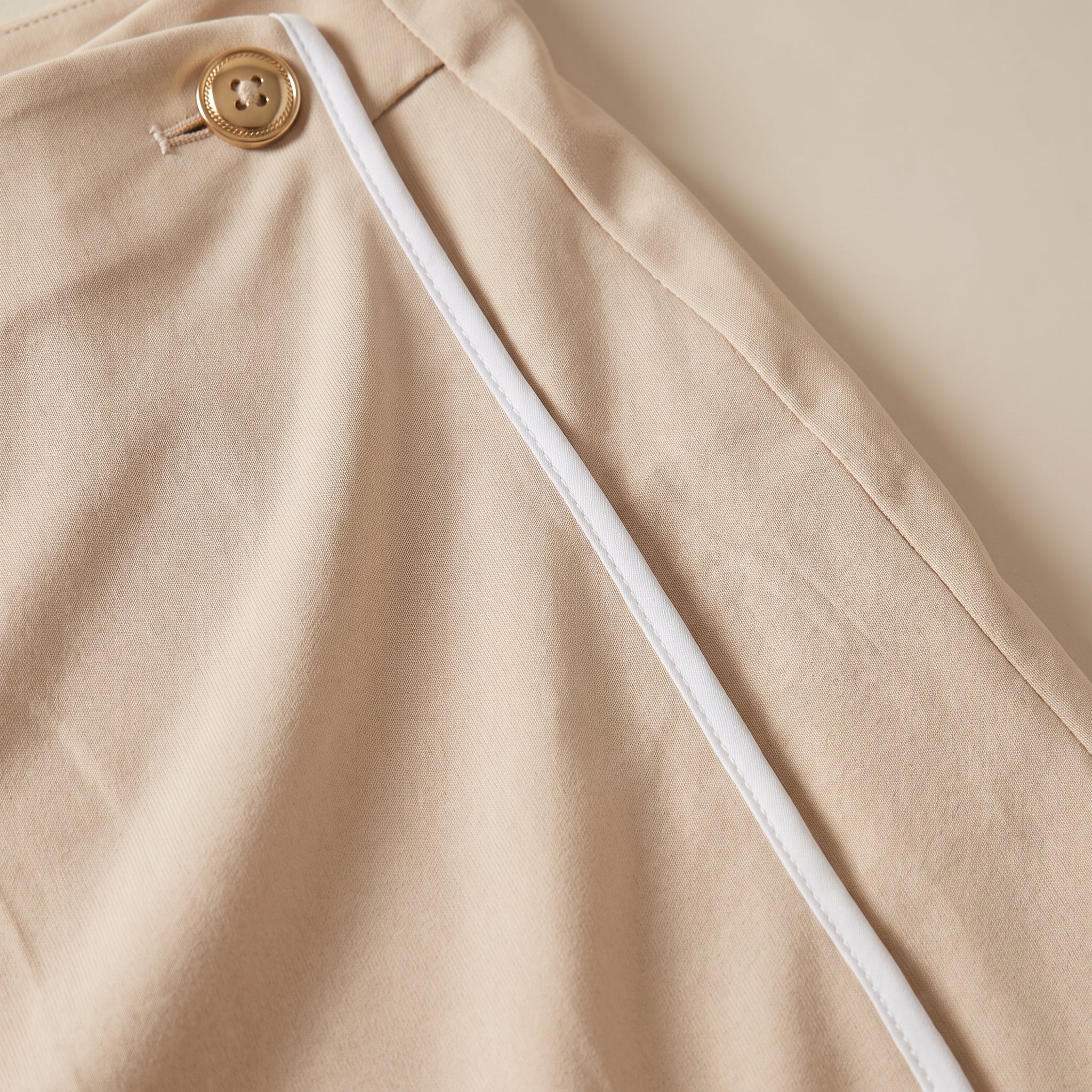 Fustă-pantaloni mini asimetrică bej — detaliu material