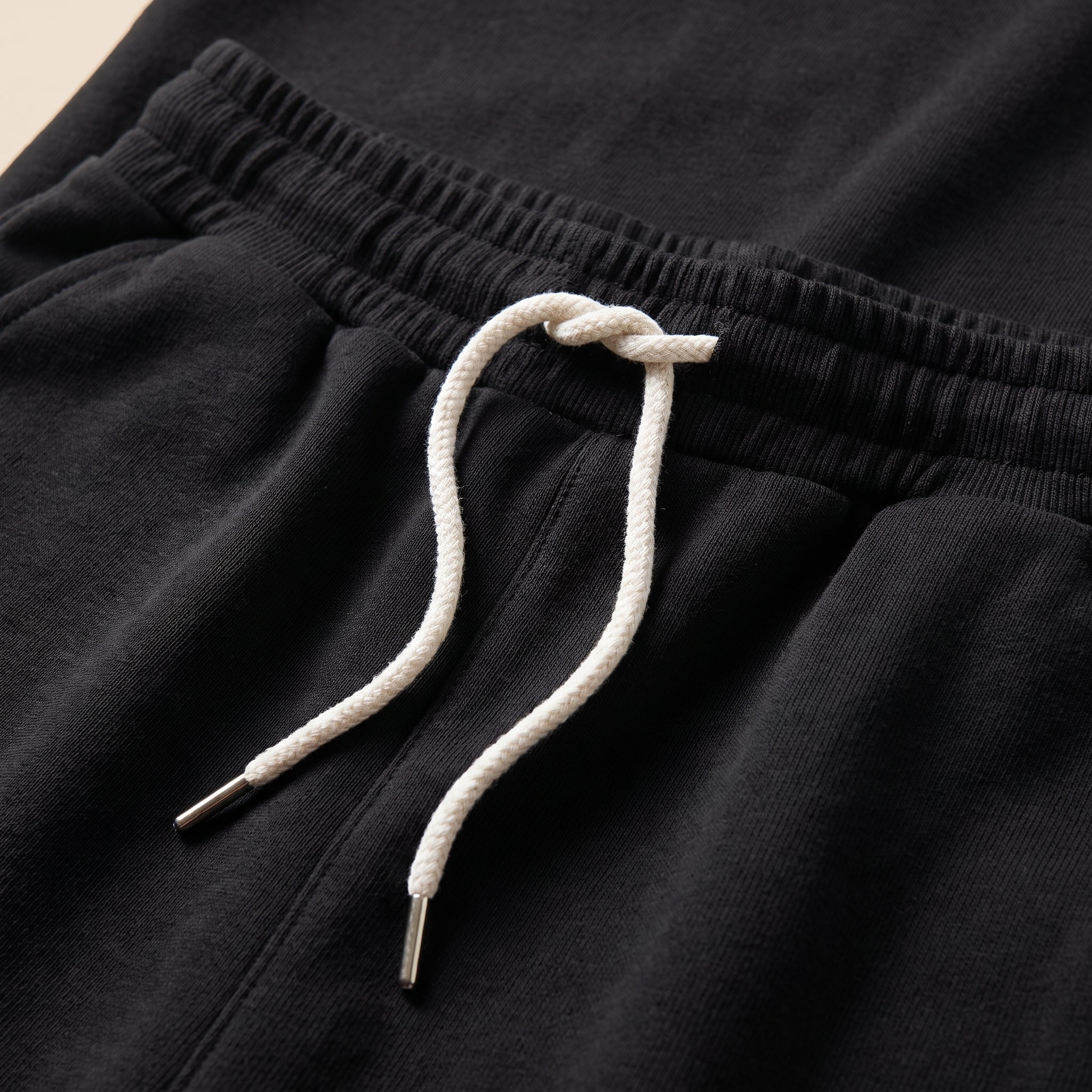 Fustă-pantaloni mini cu șnur, neagră — detaliu material