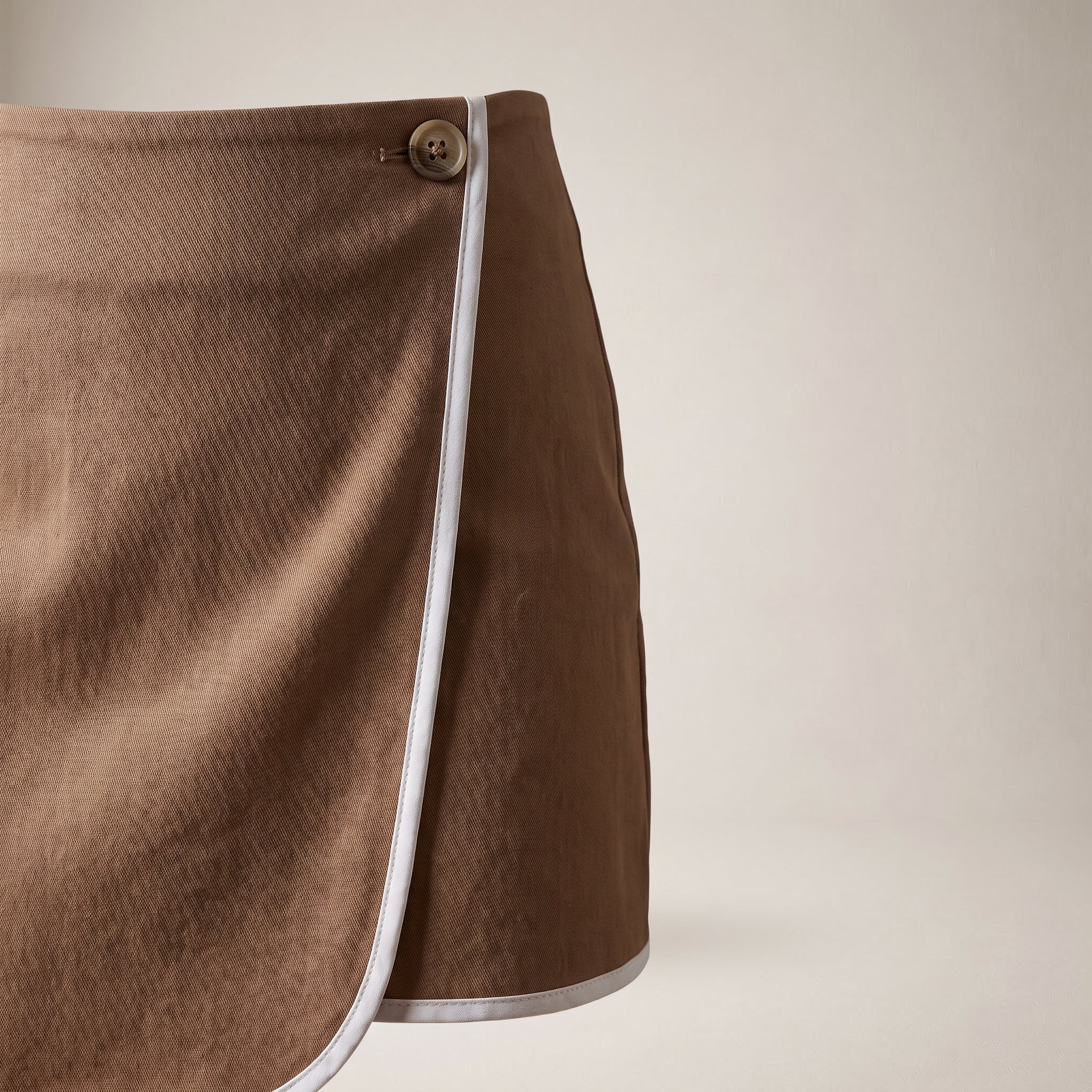 Fustă-pantaloni scurtă petrecută, maro — detaliu material