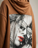 Hanorac oversized maro cu glugă și imprimeu grafic pe spate, stil urban-casual