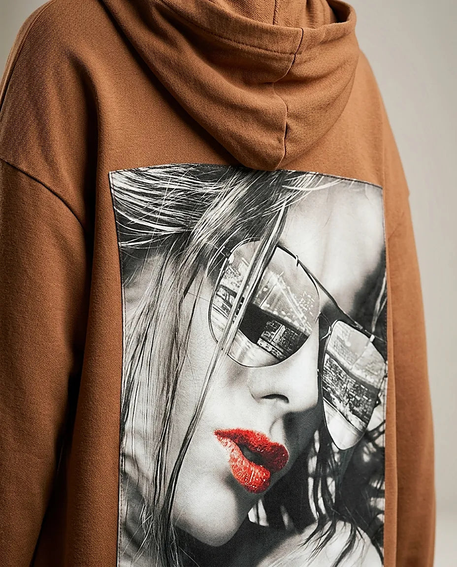 Hanorac oversized maro cu glugă și imprimeu grafic pe spate, stil urban-casual
