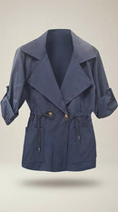 Jachetă trench de damă bleumarin cu șnur în talie și mâneci reglabile, stil casual-elegant
