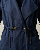 Jachetă trench de damă bleumarin cu șnur în talie și mâneci reglabile, stil casual-elegant