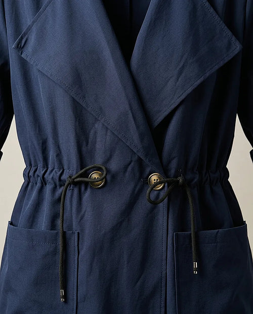 Jachetă trench de damă bleumarin cu șnur în talie și mâneci reglabile, stil casual-elegant