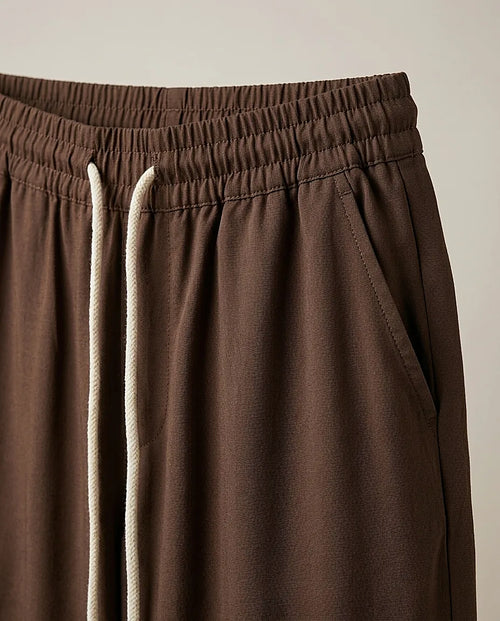 Pantaloni casual de damă maro ciocolatiu cu talie elastică și șnur, model conic confortabil, ideal pentru ținute de zi sau office-casual