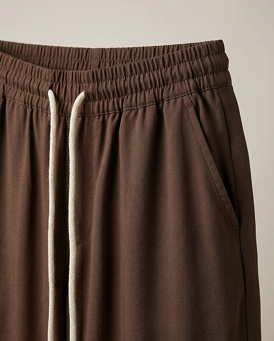 Pantaloni casual de damă maro ciocolatiu cu talie elastică și șnur, model conic confortabil, ideal pentru ținute de zi sau office-casual