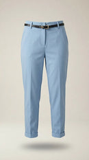 Pantaloni conici de damă albastru deschis, stil casual-elegant, cu curea subțire inclusă și manșete suflecate