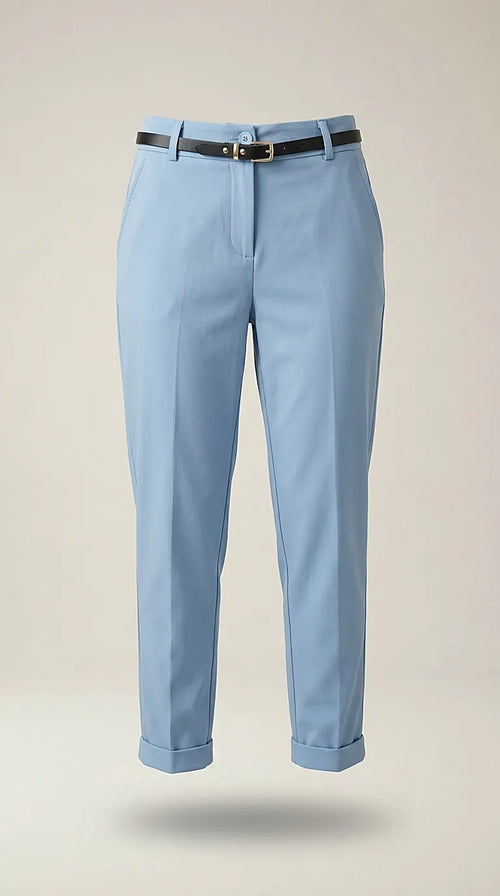 Pantaloni conici de damă albastru deschis, stil casual-elegant, cu curea subțire inclusă și manșete suflecate