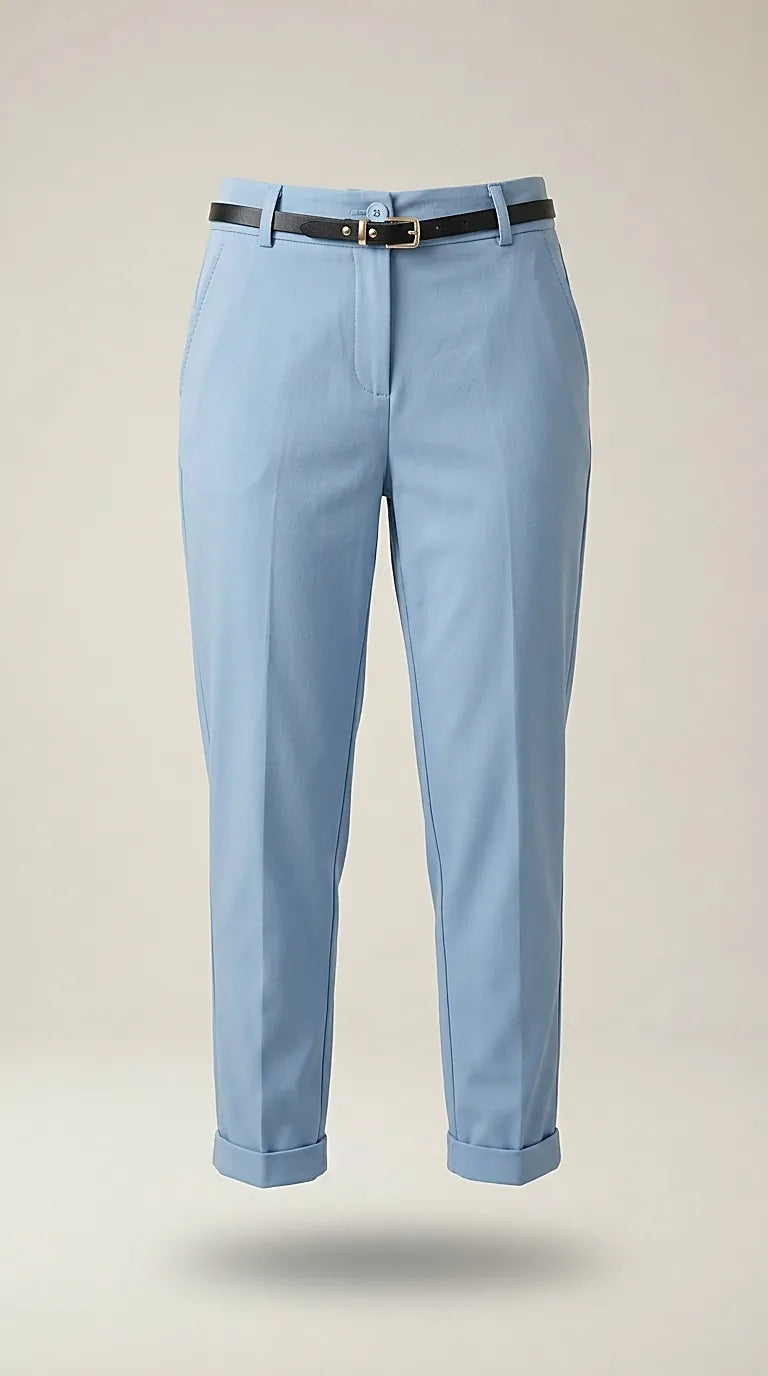 Pantaloni conici de damă albastru deschis, stil casual-elegant, cu curea subțire inclusă și manșete suflecate