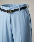 Pantaloni conici de damă albastru deschis, stil casual-elegant, cu curea subțire inclusă și manșete suflecate