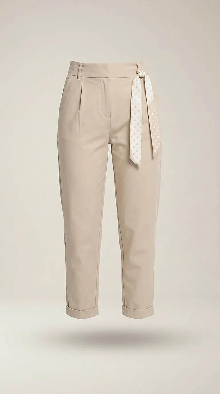 Pantaloni damă conici bej cu talie înaltă și curea eșarfă cu buline, stil office-elegant