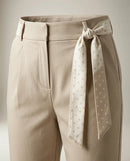 Pantaloni damă conici bej cu talie înaltă și curea eșarfă cu buline, stil office-elegant