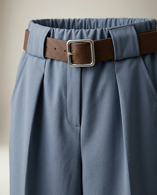 Pantaloni damă eleganți albastru prăfuit, cu talie înaltă elastică, pliuri frontale și curea maro inclusă