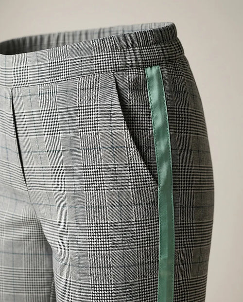 Pantaloni de damă conici în carouri gri cu dungă laterală verde mentă, stil sport-elegant