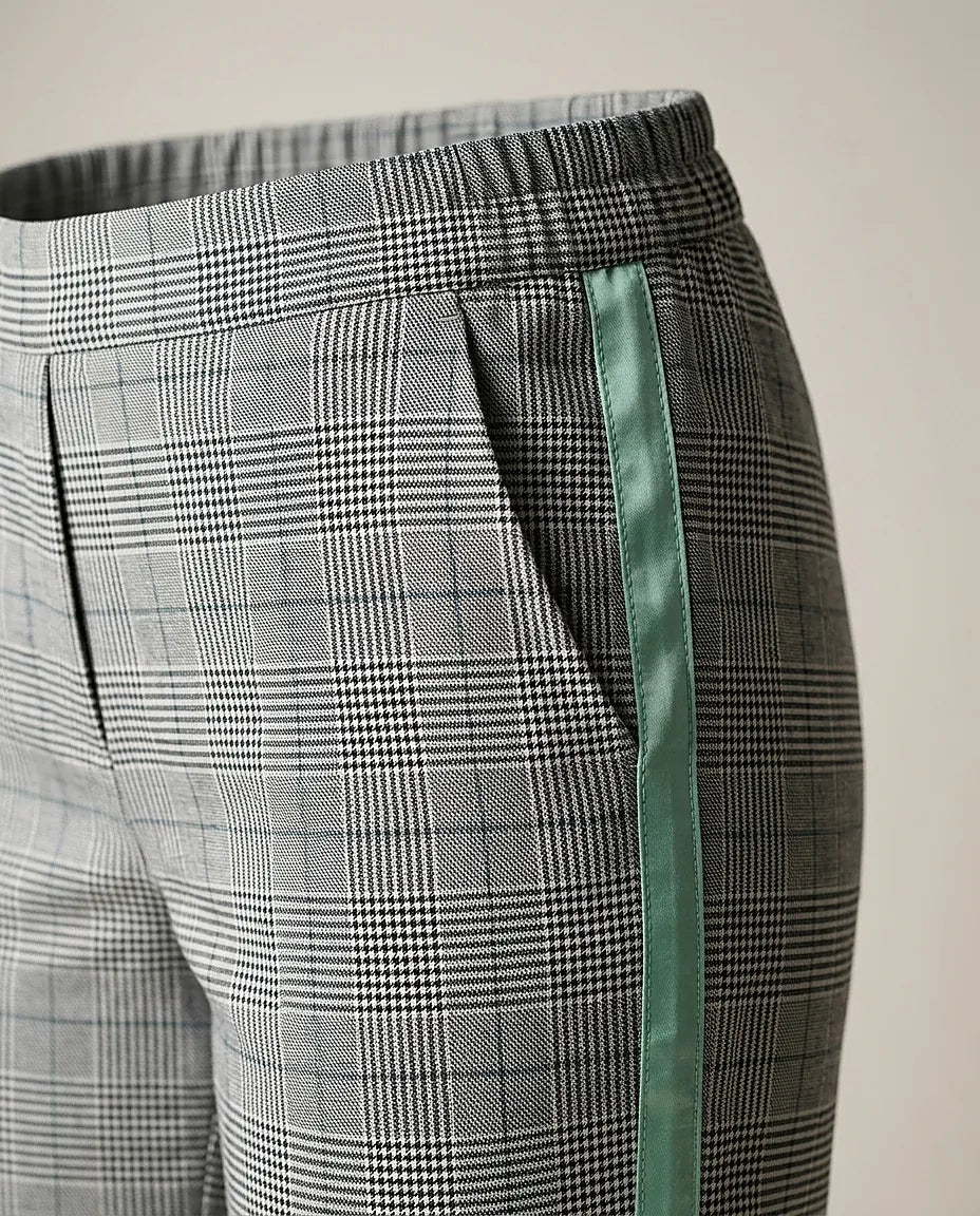 Pantaloni de damă conici în carouri gri cu dungă laterală verde mentă, stil sport-elegant