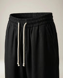 Pantaloni jogger negri de damă cu talie elastică și șnur alb, model casual relaxed fit, perfecți pentru ținute lejere de zi